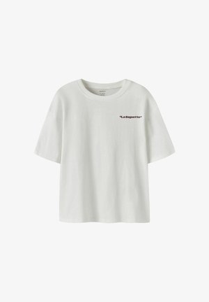 Biała bawełniana koszulka z krótkim rękawem, okrągłym dekoltem oraz burgundowym napisem "La Baguette" z przodu po lewej stronie.