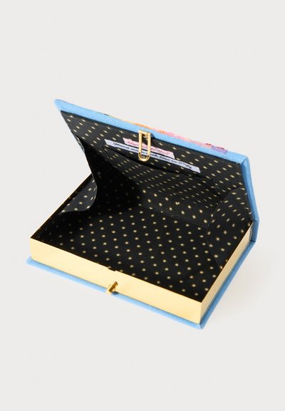 Boîte rectangulaire avec un intérieur doré et un extérieur en tissu bleu ; l'intérieur présente un motif d'étoiles noires et dorées. Fermeture à crochet en métal.