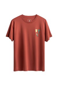 T-shirt rossa in cotone con collo a giro, maniche corte, caratterizzata da tre piccole grafiche colorate sul davanti. Tessuto morbido, vestibilità casual.