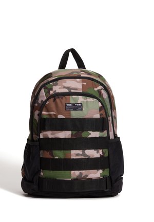 Rygsæk med camouflage-mønster, sorte stropper, mesh sidelommer, et topgreb og et lille Vans-logo på den forreste lynlåslomme.