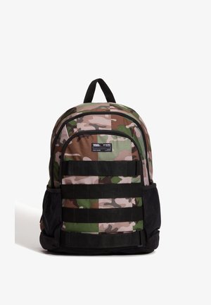 Rygsæk med camouflage-mønster, sorte stropper, mesh sidelommer, et topgreb og et lille Vans-logo på den forreste lynlåslomme.