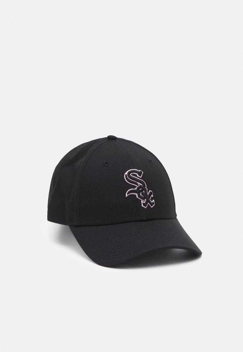 Casquette de baseball noire en tissu tissé, avec un logo "Sox" brodé en blanc et rose sur le devant, dotée d'une visière incurvée.