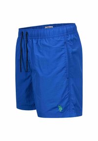 Blaue Herren-Badeshorts mit elastischem Bund, schwarzen Kordeln, Seitentaschen und einem kleinen grünen gestickten Logo nahe am Saum.