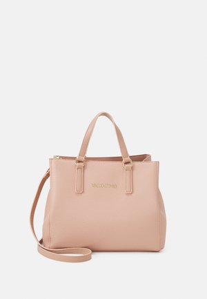 Różowa skórzana torebka z dwoma krótkimi uchwytami, długim odpinanym paskiem i złotymi okuciami. Posiada teksturowaną powierzchnię oraz logo z przodu.