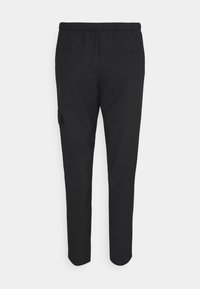 Zwarte broek met een slim-fit ontwerp, elastische tailleband, zijvakken en een gladde textuur. Geschikt voor casual gelegenheid.