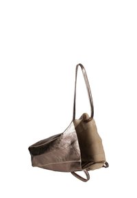 Metalen bronzen tote bag met een zachte, gemarmerde canvas basis. Beschikt over een enkele lange schouderband en een open bovenkant voor gemakkelijke toegang.