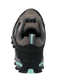 Zapatilla deportiva gris con parte superior texturizada, detalles de malla negra, acentos turquesa y un sistema de cordones BOA para un ajuste seguro.