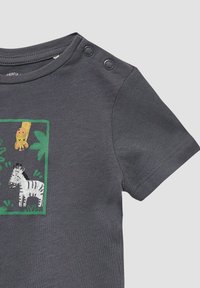 Grijze t-shirt met korte mouwen, versierd met een kleurrijke dierenprint van een zebra en een aap, van een gestructureerde stof, en met drukknoopsluiting op de schouder.