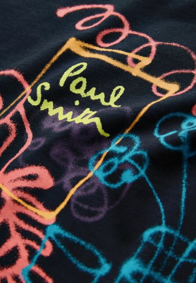 Črna tkanina s pisanimi, naključno narisanimi vzorci v roza, rumeni, zeleni in modri barvi; vključuje ročno napisano ime »Paul Smith«.