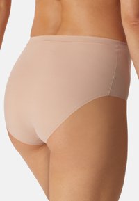 Beige højtaljede trusser med en glat tekstur, sømløse kanter og et design med fuld dækning, velegnet til daglig brug.