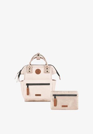 Hellrosa Rucksack mit vorderer Reißverschlusstasche und passender kleiner Tasche, beide mit braunen Leder-Reißverschlusszügen und Cabaia-Logopatches.