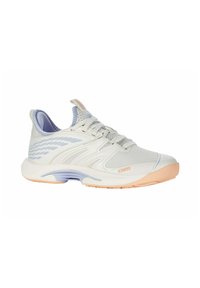 Zapatilla deportiva blanca con detalles en azul y un diseño de malla texturizada. Presenta un sistema de cordones gris y una suela de goma naranja clara. Marca K-Swiss visible.