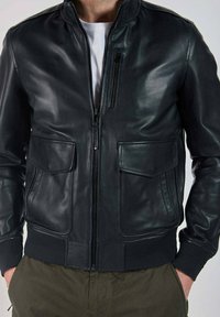 Veste bomber en cuir noir avec fermeture éclair à l'avant, poignets et ourlet côtelés, deux poches avant et une petite poche zippée sur la poitrine. Texture lisse.