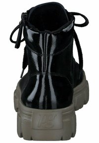 Bottines en cuir verni noir avec une semelle beige épaisse. Les caractéristiques incluent une fermeture éclair à l'arrière et des lacets ajustables en haut.