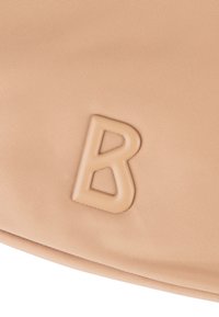 Bež torbica iz blaga s plastičnim reliefnim črkovnim logotipom "B". Gladek tekstura, minimalističen dizajn in nežen lesk.