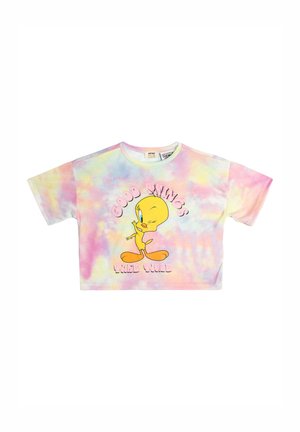 Camiseta tie-dye recortada en colores pastel que presenta un gráfico de un pájaro de dibujos animados y el texto "Cosas Buenas". Material de algodón suave, mangas cortas.