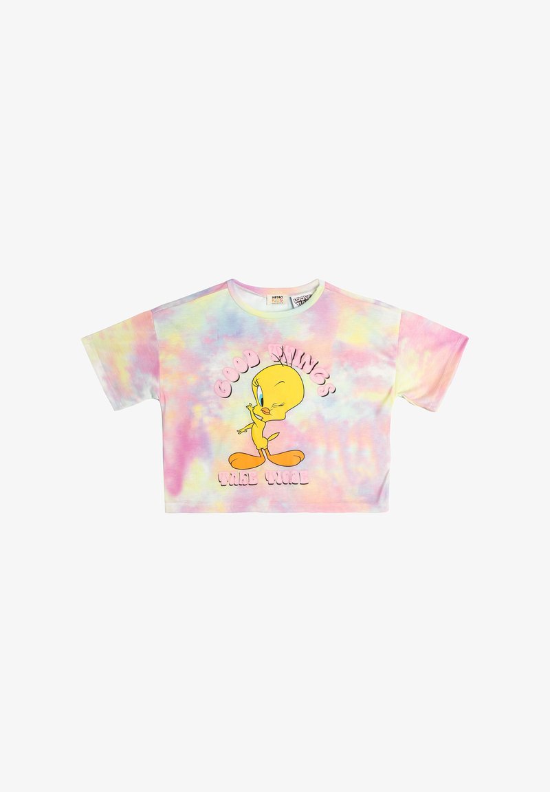 Camiseta tie-dye recortada en colores pastel que presenta un gráfico de un pájaro de dibujos animados y el texto "Cosas Buenas". Material de algodón suave, mangas cortas.