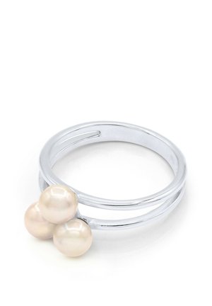 Bague double bande en argent avec trois perles blanches rondes regroupées en son centre décoratif.
