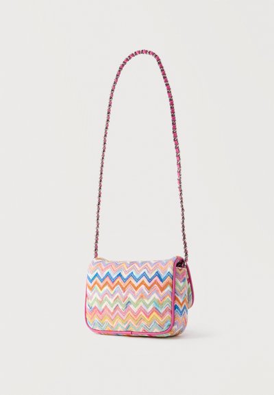 Μικρή τσάντα ώμου με πολύχρωμο ζιγκ-ζαγκ σχέδιο και ροζ αλυσίδα.