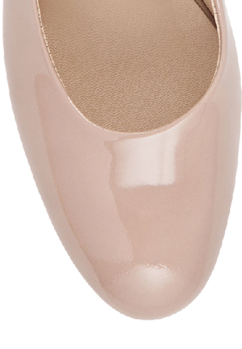 Beige Lacklederschuh mit runder Spitze, glatter Oberfläche und einer weichen, strukturierten Innensohle. Minimalistisches Design ohne sichtbare Akzente.