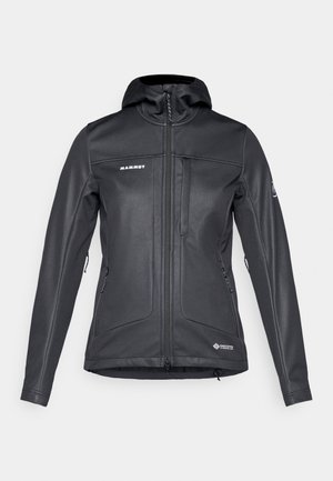 Schwarze Softshelljacke mit Kapuze, schlanker Schnitt, durchgehender Reißverschluss und seitlichen Taschen, strukturierte Oberfläche und reflektierendes Logo auf der Brust und am Ärmel.