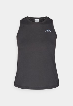 Melna sporta tank top ar apaļu kakla izgriezumu, uz krūškurvja esošs mazs zils logo un gluda, viegla auduma.