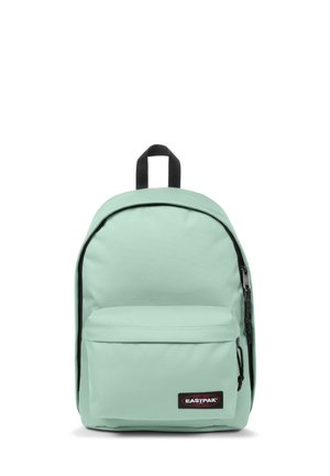 Mochila verde menta claro hecha de tela duradera, con un bolsillo frontal con cremallera, correas acolchadas y un asa en la parte superior. Parche negro con el logotipo exhibido.
