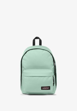Zaino leggero verde menta realizzato in tessuto resistente, dotato di una tasca anteriore con cerniera, spallacci imbottiti e una maniglia superiore. Patch del logo nera in evidenza.
