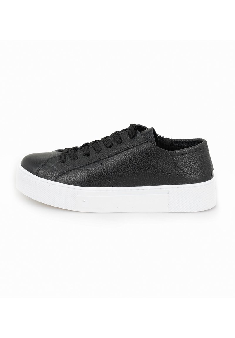 Schwarze Ledersneaker mit strukturiertem Finish, flacher weißer Gummisohle, sechs Ösen und schwarzen Schnürsenkeln. Einfaches Design und flaches Profil.
