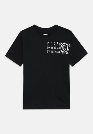 Czarny bawełniany T-shirt z białymi nadrukowanymi cyframi i okrągłym wzorem z przodu. Krótkie rękawy i klasyczny okrągły dekolt.