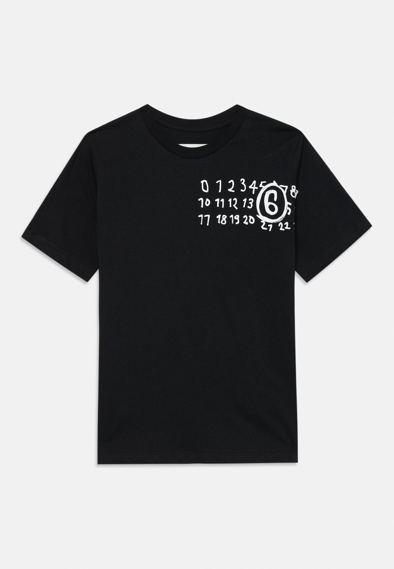 T-shirt in cotone nero con numeri stampati bianchi e un design a cerchio sulla parte anteriore. Maniche corte e collo rotondo classico.