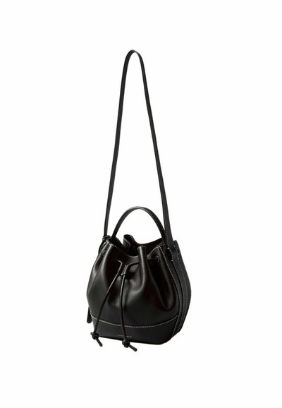 Borsa a secchiello in pelle nera con finitura texturizzata, chiusura con cordoncino, doppi manici e una lunga tracolla. Dettaglio di cuciture a contrasto.