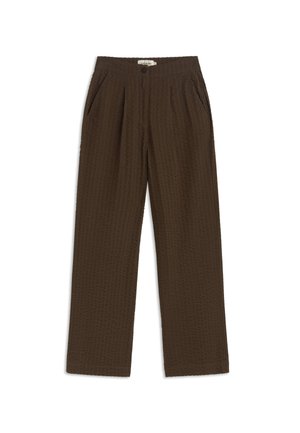 Pantalon droit marron texturé avec plis à l'avant, poches latérales, fermeture par bouton, et taille avec passants pour ceinture.