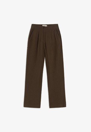 Pantalon droit marron texturé avec plis à l'avant, poches latérales, fermeture par bouton, et taille avec passants pour ceinture.