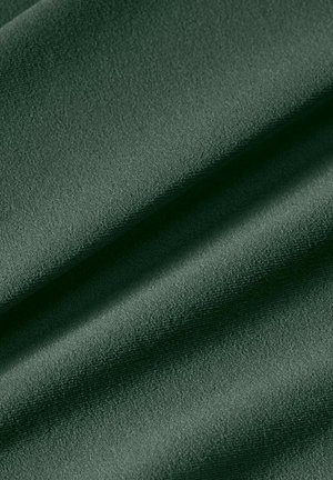 Σκούρο πράσινο ύφασμα με λεπτή, απαλή υφή, εμφανιζόμενο σε απαλά πτυχώσεις και κοντινή λεπτομέρεια.