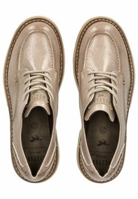 Scarpe in pelle beige con finitura testurizzata, punta tonda e design con lacci. Presentano cuciture a contrasto e una suola in gomma testa di moro.