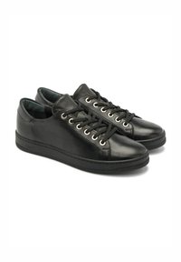 Sneakers in pelle nera con finitura liscia, punta rotonda e occhielli in metallo per i lacci. Presentano una suola in gomma nera durevole.