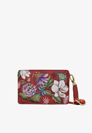 Rode leren crossbody tas met levendige bloemontwerpen, waaronder lotussen en bladeren, met een gouden slot en een verstelbare schouderriem.