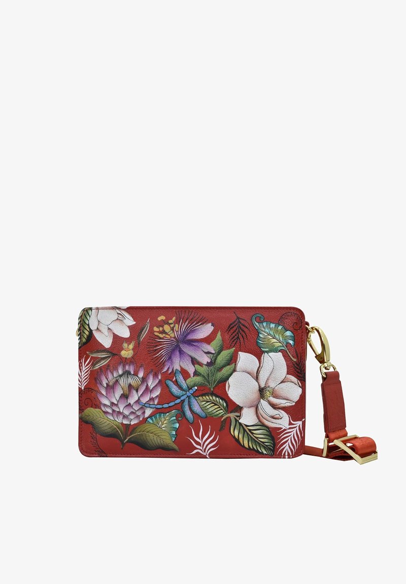 Rote Leder-Crossbody-Tasche mit lebhaften floralen Mustern, darunter Lotosblüten und Blätter, mit einem goldenen Verschluss und verstellbarem Tragegurt.