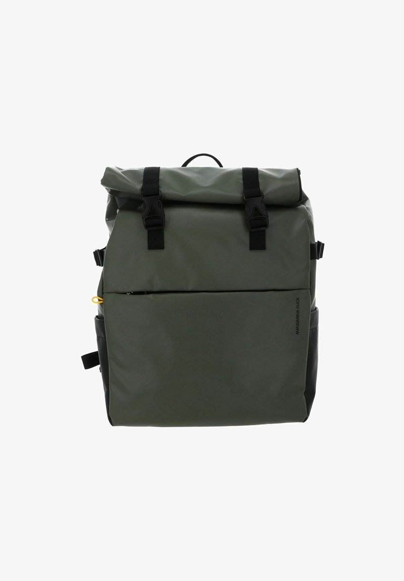 Mochila de rollo en verde oscuro, fabricada con material duradero y resistente al agua. Presenta detalles en negro, correas ajustables y un bolsillo frontal con cremallera.