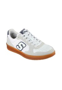 Zapatilla blanca y gris con parte superior de ante y cuero, suela de goma, puntera perforada, cierre de cordones y un acento de logo en azul marino.