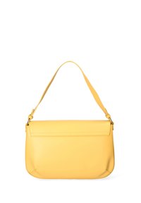 Borsa a mano in pelle gialla con una sola tracolla regolabile, texture liscia, forma rettangolare e design minimalista. Nessun hardware o motivo visibile.