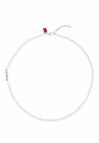 Collier ras-du-cou en perles blanches avec des éléments en argent, doté d'un fermoir en forme de homard et d'une chaîne réglable pour personnaliser la longueur. Accent avec une étiquette rouge.