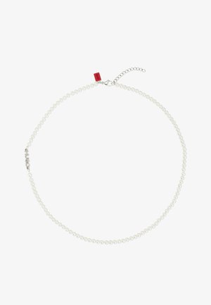 White pearl choker necklace with silver hardware, featuring a lobster clasp and adjustable chain for length customization. Red tag accent.