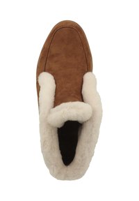 Pantofole in suede marrone con rivestimento in pelliccia shearling bianca e morbida. Presentano una punta arrotondata e un design a profilo basso. Texture soffice e aspetto accogliente.