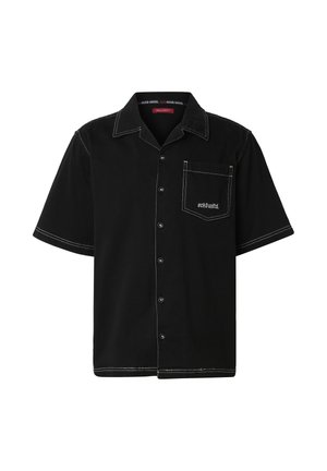 Camisa negra de manga corta con botones, costuras blancas, un bolsillo frontal en el pecho y el logo "ecko unltd." en el bolsillo.