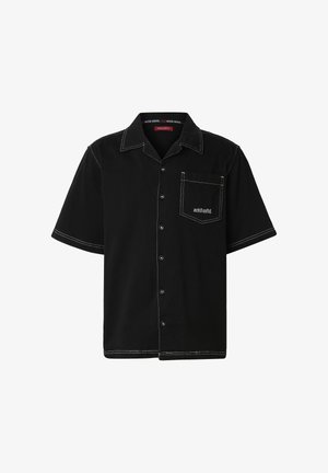 Schwarzes kurzärmeliges Hemd mit Knopfleiste, weißen Nähten, einer Brusttasche vorne und dem "ecko unltd."-Logo auf der Tasche.