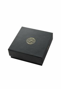 Boîte noire texturée avec un logo doré sur le dessus. Présente une forme carrée et des rabats pour l'ouverture. Pas de motifs ou d'accents supplémentaires.