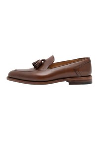 Bruine leren loafers met een kwastje, gladde textuur, ronde neus en contrasterende stiksels. Heeft een gestapeld houten hak.