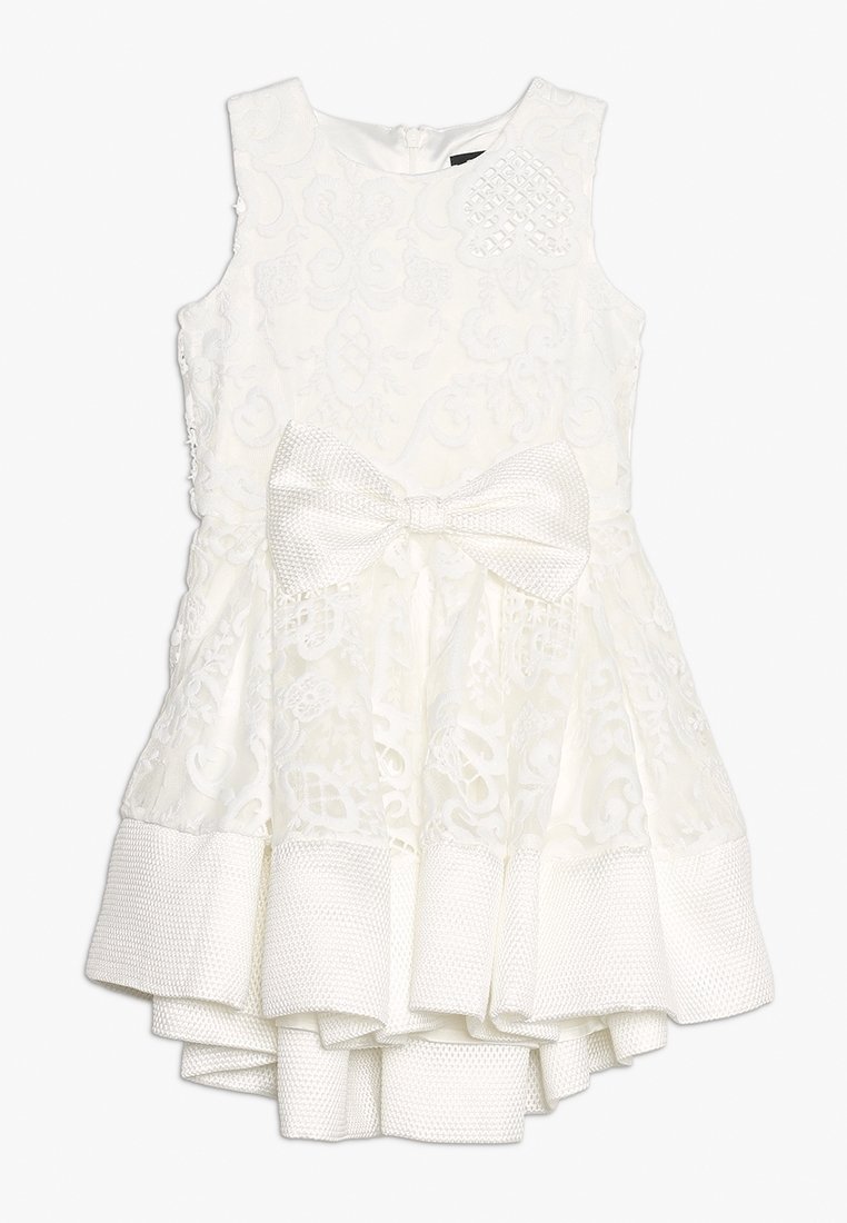 Witte mouwloze jurk met een ingewikkeld kantpatroon, een getextureerde strik rond de taille en een gelaagde, gerimpelde rok met contrasterende stoffen accentueringen.